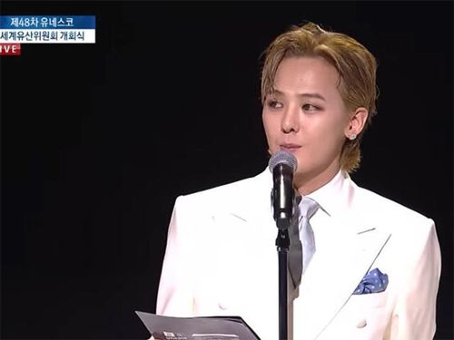 Trước đó, ngày 19/7, G-Dragon tham dự lễ khai mạc với vai trò Đại sứ quảng bá của Ủy ban Di sản Thế giới UNESCO.