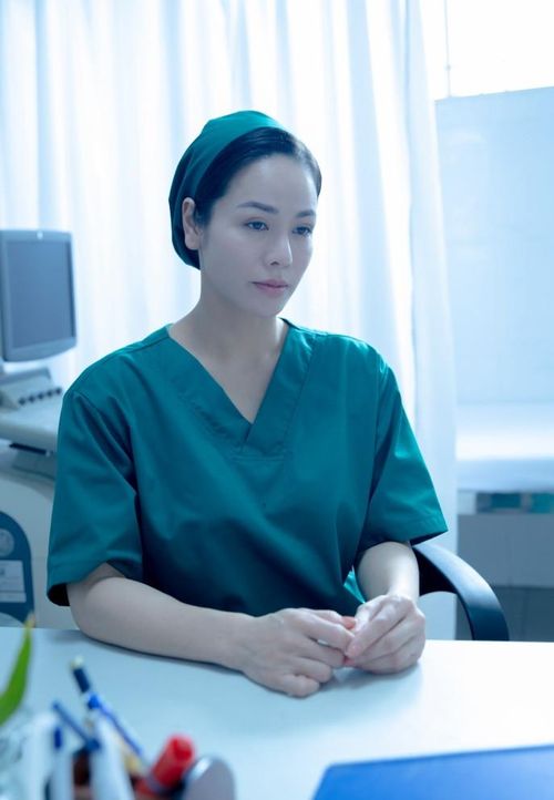 Nhật Kim Anh vào vai bác sĩ sản khoa Phương trong Vong Nhi. Ảnh: NSX