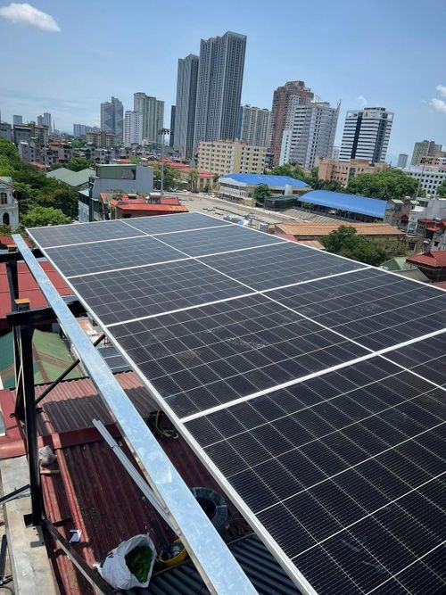Hệ thống điện năng lượng mặt trời trên mái nhà của gia đình chị Hoa giúp tiết kiệm chi phí tiền điện trong sinh hoạt