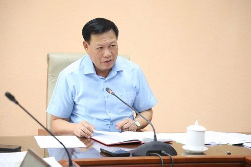 Thứ trưởng Bộ Y tế Đỗ Xuân Tuyên phát biểu tại cuộc họp.