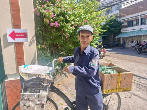 Sau những nhọc nhằn mưu sinh, ông Trần Hữu Anh vui mừng khi có cơ hội được kiểm tra sức khỏe từ chương trình khám miễn phí 