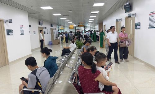 Mỗi ngày có hàng trăm người dân đến Bệnh viện TNH Lạng Sơn thăm khám, chữa bệnh.