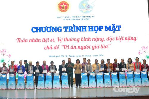 Trao tặng quà cho thân nhân liệt sĩ.