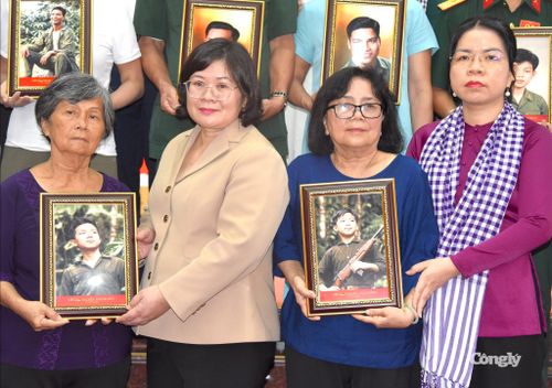 Trao di ảnh cho thân nhân liệt sĩ.