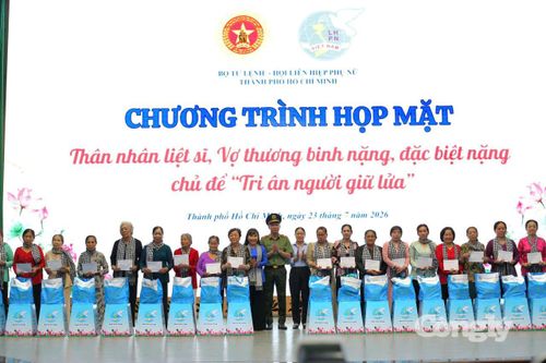 Trao tặng quà cho thân nhân liệt sĩ.