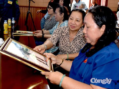 Người thân xem di ảnh liệt sĩ.