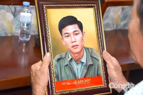 Di ảnh của liệt sĩ Lê Văn Một.