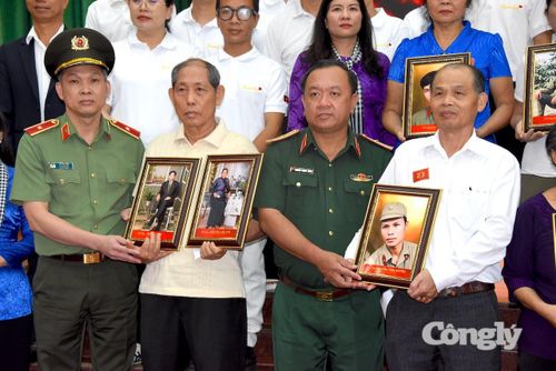 Trao di ảnh của thân nhân liệt sĩ.