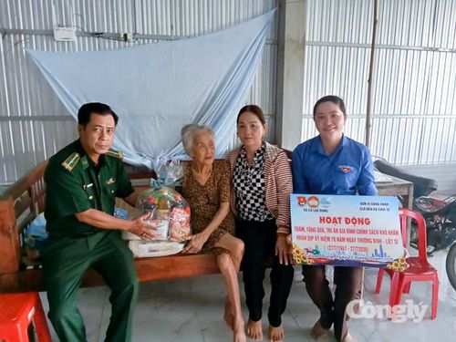 Đồn Biên phòng An Thạnh Ba phối hợp với Xã đoàn Cù Lao Dung và Hội Liên hiệp Phụ nữ xã tổ chức đến thăm, tặng quà cho các gia đình thương binh, liệt sĩ.