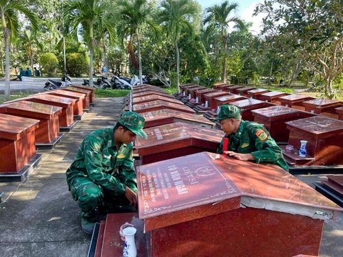Cán bộ đồn Biên phòng An Thạnh Ba tham gia dọn vệ sinh, chỉnh trang Nghĩa trang Liệt sĩ.