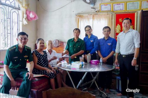 Đồn Biên phòng Trung Bình phối hợp với Hội Cựu chiến binh và Đoàn TNCS Hồ Chí Minh xã Trần Đề thăm hỏi tặng quà các gia đình thương binh.