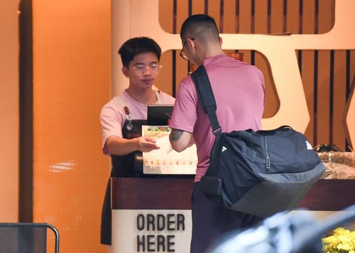 Từ 1/7, hộ kinh doanh bán đa kênh phải cộng gộp doanh thu. Ảnh: Hoàng Anh