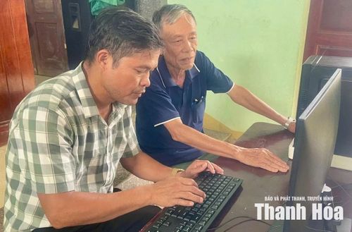 Người dân được hướng dẫn các thủ tục hành chính ngay tại nhà văn hóa thôn.