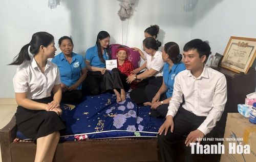 Cán bộ TYM Phòng giao dịch 02 tặng quà cho Mẹ Việt Nam Anh hùng Đặng Thị Xoan, 104 tuổi, ở tổ dân phố Quảng Đại, phường Nam Sầm Sơn.