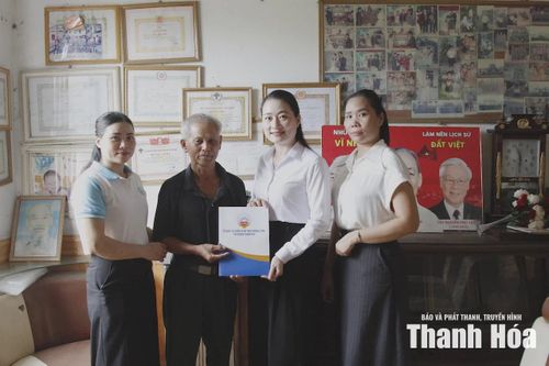 Bà Vũ Thị Dung, Phó Giám đốc TYM Chi nhánh Thanh Hóa trao quà cho thân nhân gia đình thờ cúng liệt sĩ.