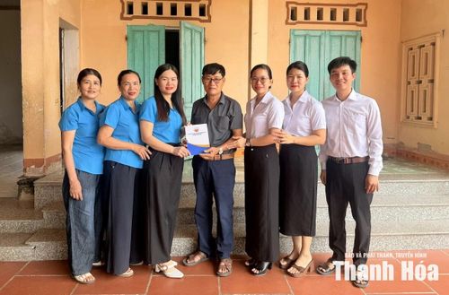 Cán bộ TYM Phòng giao dịch 02 và Hội LHPN Phường Nam Sầm Sơn trao quà cho thương binh Đỗ Đức Cành, là chồng của khách hàng Lưu Thị Nhung, cụm 62 tổ dân phố Hùng Tiến.