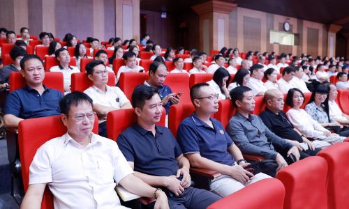  Cán bộ, đảng viên dự hội nghị. 