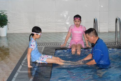 Nhiều lớp dạy bơi miễn phí được tổ chức trên khắp địa bàn thành phố Đà Nẵng. Ảnh: BẢO LÂM