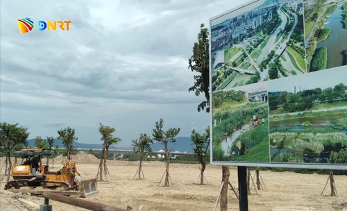 Khu vực phía tây bắc vỉa hè dọc theo đường Tôn Thất Dương Kỵ (phường Hòa Xuân) đang được cải tạo hành lang thoát lũ kết hợp trồng cây và tôn tạo thành công viên ven sông Cẩm Lệ. Ảnh: HOÀNG HIỆP