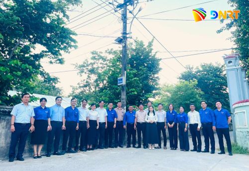 Đoàn Thanh niên UBND thành phố và các đơn vị liên quan khánh thành công trình điện chiếu sáng tại thôn Phú Bông (xã Duy Xuyên). Ảnh: ĐVCC