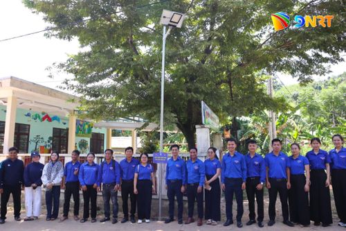 Chi đoàn cơ quan Thành đoàn Đà Nẵng lắp đặt 10 bộ đèn năng lượng mặt trời tại thôn Ra Nuối. Ảnh: NGỌC THẮNG