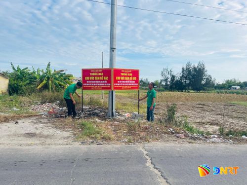 Xã Duy Nghĩa lắp đặt biển cấm đổ rác tại các điểm thường xuyên phát sinh rác thải. Ảnh: ĐVCC