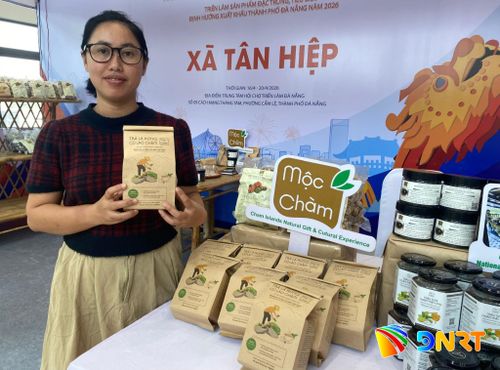 Chị Lê Thị Bích Công với sản phẩm trà lá rừng Cù Lao Chàm của Hợp tác xã Mộc Chàm. Ảnh: VĨNH LỘC