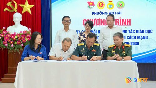 Các đơn vị ký kết Quy chế phối hợp giáo dục chính trị, tư tưởng, đạo đức, lý tưởng cách mạng cho thế hệ trẻ. Ảnh: THU HƯƠNG - VĂN HẢI
