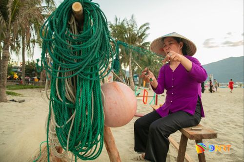 Nghề đan lưới của ngư dân miền biển. Ảnh: NGỌC HÀ