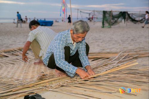 Nghề đan thúng của ngư dân miền biển. Ảnh: NGỌC HÀ