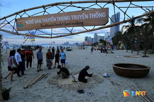 Hoạt động tái hiện không gian làng chài thu hút đông đảo người dân và du khách. Ảnh: NGỌC HÀ