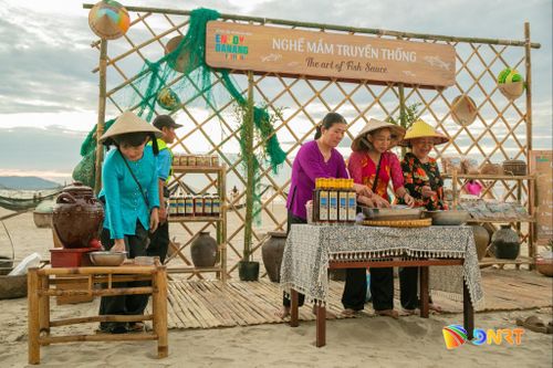 Không gian trình diễn nghề làm mắm truyền thống. Ảnh: NGỌC HÀ
