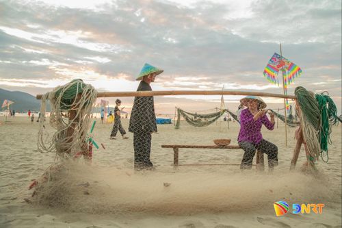 Tái hiện không gian làng chài. Ảnh: NGỌC HÀ