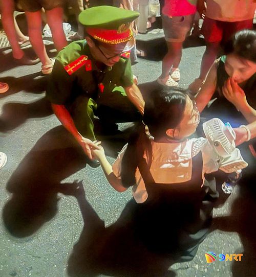 Đại úy - Bác sĩ Nguyễn Văn Ân sơ cứu cháu Trà My tại khu vực chân cầu Rồng trong đêm chung kết DIFF 2026. Ảnh: NVCC