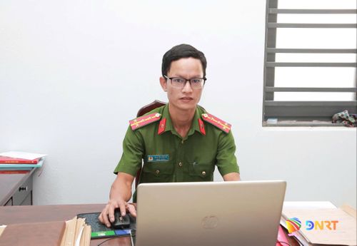 Đại úy - Bác sĩ Nguyễn Văn Ân tại phòng làm việc. Ảnh: ĐẮC MẠNH