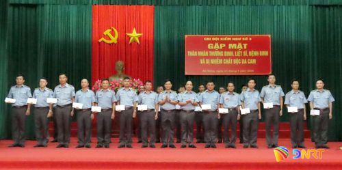 Lãnh đạo Chi đội Kiểm ngư số 3 tặng quà các cán bộ, nhân viên là thân nhân thương binh, liệt sĩ. Ảnh: N.DŨNG