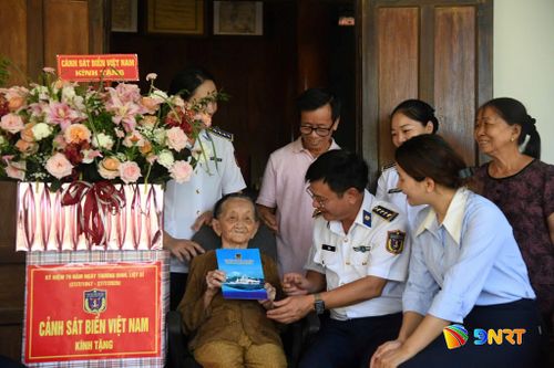 Đại tá Lê Huy, Chính ủy Bộ Tư lệnh Vùng Cảnh sát biển 2 thăm hỏi sức khỏe Bà mẹ Việt Nam anh hùng. Ảnh: N.TRUNG