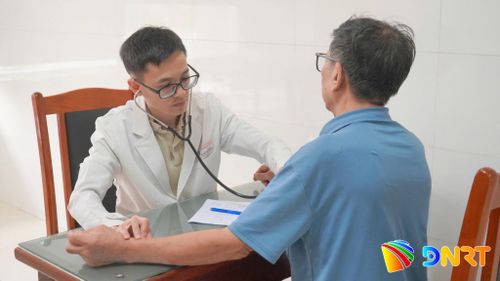 Bác sĩ Bệnh viện Đà Nẵng khám sàng lọc miễn phí cho người dân. Ảnh: Báo Đà Nẵng điện tử