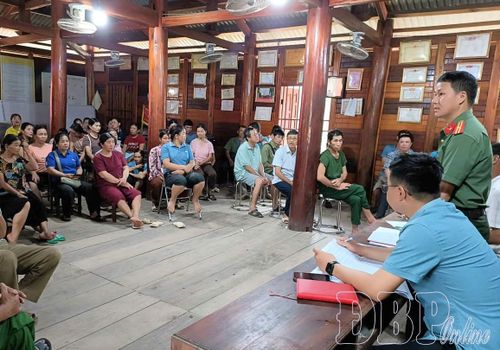 Công an xã Mường Chà tuyên truyền, vận động nhân dân tích cực tham gia bảo đảm an ninh trật tự ở cơ sở.