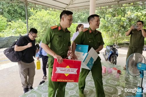 Một số tổ công tác đến nhà các gia đình thân nhân để lấy mẫu. Ảnh: Trần Danh