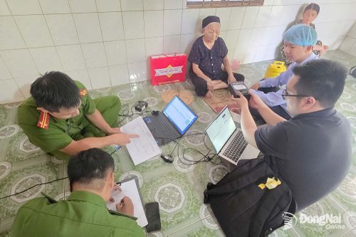 Lấy mẫu ADN và thu nhận thông tin thân nhân liệt sĩ tại phường Đồng Xoài. Ảnh: Trần Danh