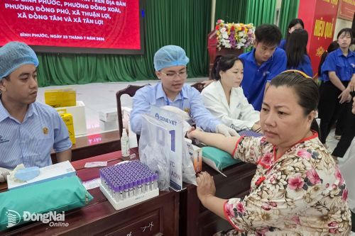 Cán bộ, nhân viên y tế lấy mẫu ADN cho các thân nhân liệt sĩ. Ảnh: Trần Danh