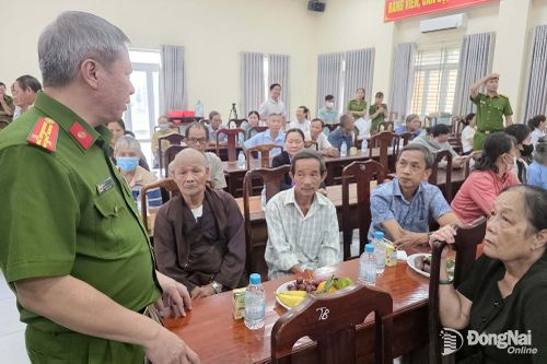 Cán bộ công an động viên các thân nhân trong quá trình lấy mẫu ADN. Ảnh: Trần Danh