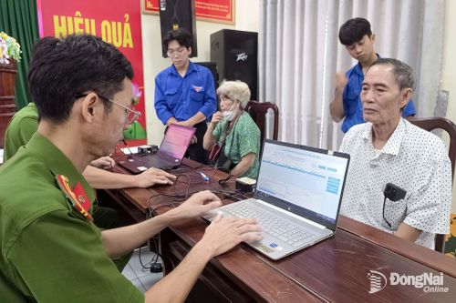 Cán bộ, chiến sĩ công an ghi nhận thông tin của các thân nhân liệt sĩ. Ảnh: Trần Danh