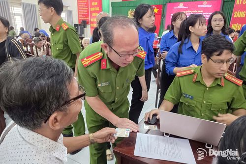 Cán bộ, chiến sĩ công an tiến hành rà soát thông tin các thân nhân liệt sĩ trước khi lấy mẫu ADN. Ảnh: Trần Danh