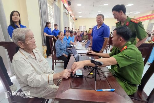 Lực lượng công an thu nhận thông tin sinh trắc học đối với các thân nhân liệt sĩ. Ảnh: Trần Danh
