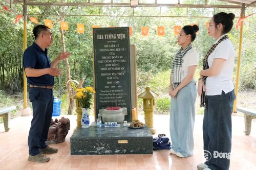 Anh Hứa Văn Vũ giới thiệu về Bia tưởng niệm 500 liệt sĩ Trung đoàn 10 Đặc công Rừng Sác anh hùng với hai MC Diệu Hiền và Minh Tuyết. Ảnh: Tiến Dũng 