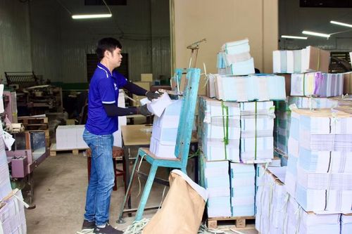  Người lao động tại Công ty Cổ phần In - Đầu tư Phát triển Giáo dục Gia Lai được bảo đảm việc làm ổn định, hưởng nhiều chính sách phúc lợi và tạo điều kiện nâng cao tay nghề. Ảnh: Minh Chí 