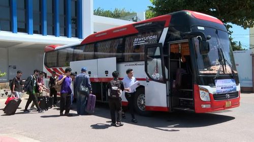 Các thí sinh lên xe về khách sạn nghỉ ngơi sau hành trình di chuyển khá dài. Ảnh: Thanh Sáng