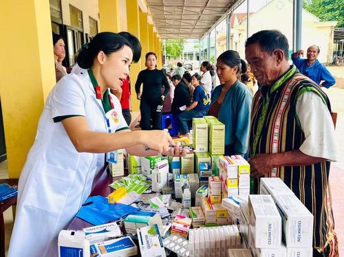  Y, bác sĩ Bệnh viện Quân y 15 hướng dẫn người dân sử dụng thuốc. Ảnh: P.D 